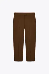 Pantalón de vestir marrón chocolate, de tiro alto, corte recto y largo cropped.