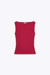 Camiseta sin mangas color fucsia, de corte ajustado y cuello barco.