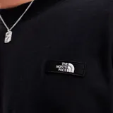 Camiseta negra de algodón, corte oversize, cuello redondo y manga corta. Logo de la marca bordado en el pecho.