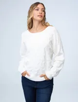 Buzo tejido de color blanco con textura de relieve, ajuste cómodo y cuello amplio.