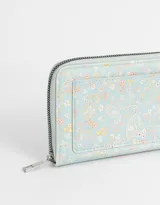 Billetera rectangular con cierre de cremallera, estampado de flores y cachemir en tonos celeste, rosa y amarillo.