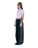 Pantalón unisex de denim 100% algodón con lavado Gradient Black. Tiro medio, calce wide/relajado, pierna amplia y caída larga. Cintura con elásticos laterales, costuras curvas y bolsillos delanteros y traseros curvos.