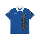 Chomba azul de piqué con cuello blanco, corte regular, manga corta con puños blancos, estampado con logo en la manga y bordado en el pecho.