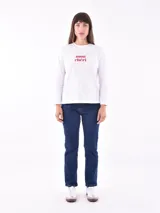 Remera blanca de manga larga con estampa rectangular dorada con diseño animal print y texto 'Fearless, fierce & fabulous'.