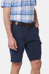 Bermuda cargo color gris oscuro, con bolsillos laterales y traseros con solapa. Incluye cinturón de cuero marrón.