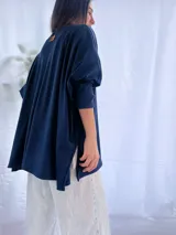 Remera blanca de corte amplio y mangas largas.