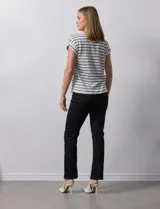 Blusa de Catherine Malandrino con estampado a rayas horizontales en blanco y gris, con apliques de botones dorados en los hombros y mangas cortas con dobladillo.