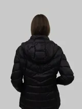 Campera acolchada negra de Calvin Klein, con relleno de 90% plumón y 10% plumas, diseño plegable y capucha.