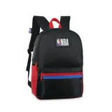 Mochila de nylon negra con detalles en rojo y azul. Presenta el logo de la NBA en el frente y un bolsillo frontal con cierres de colores contrastantes. Espalda con tela mesh.