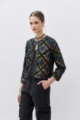 Saco corto negro con estampado geométrico multicolor, de corte recto y mangas 3/4.