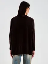 Sweater de punto color marrón oscuro, de calce amplio y holgado, con cuello redondo y mangas largas.