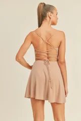 Vestido corto celeste con breteles finos y falda acampanada.