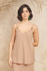 Musculosa color beige de lino, con breteles finos y terminación desflecada en el ruedo.