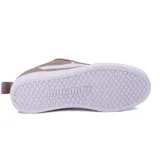 Championes acordonados color arena con detalles en marrón y suela blanca.