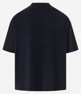 Remera negra de algodón con efecto marmolado, corte oversized, cuello redondo, mangas cortas y estampa frontal con la leyenda "Wild Sea".