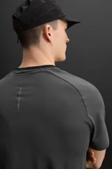 Camiseta deportiva color verde oliva de tejido ligero y elástico, con cuello redondo, manga corta y logo estampado en el bajo. Zara Athleticz.