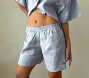 Short celeste de lino con cintura elástica.