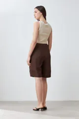 Bermuda cargo color chocolate de lino con cinturón marrón.