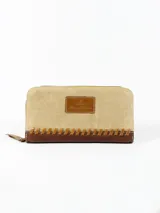 Billetera de cuero color beige con cierre de cremallera y detalle de costuras en marrón.
