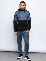 Campera Umbro con capucha, de french terry con cortes y cambio de color en azul y negro. Cierre frontal completo y logo estampado en el pecho.