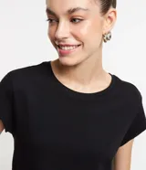 Blusa negra de ribana con cuello redondo y mangas cortas.