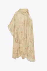 Vestido corto con estampado floral en tonos beige y rosa, escote pico y tirantes finos. Detalle de capa asimétrica con cuello subido y lazada. Forro interior combinado a contraste y bajo acabado con volantes.