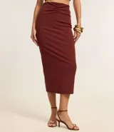 Pollera midi ajustada color borgoña, confeccionada en bengalina con fruncidos delanteros.