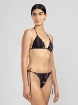 Conjunto de bikini negro con estampado de cadenas rosadas. El corpiño es de triángulo con tirantes finos y la bombacha es de corte clásico con tiras laterales ajustables.
