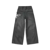 Pantalón jean negro de corte ultra baggy, con bolsillos traseros y detalle de rayo bordado en blanco.