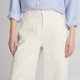 Jean ancho blanco, de cintura alta y diseño descolorido, con corte amplio y moderno.