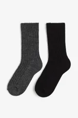 Pack de dos pares de medias de media pantorrilla en punto acanalado de mezcla de lana suave. Un par es de color gris oscuro y el otro es negro.