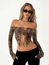 Top marrón con estampado animal print, corte cropped, escote off-shoulder con lazo ajustable y mangas largas.