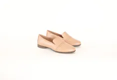 Mocasines nude de cuero con suela marrón y plantilla de látex. Fabricados a mano.
