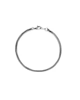 Pulsera rígida plateada con diseño trenzado.