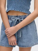 Short de denim celeste con cordón ajustable en la cintura y corte relajado.