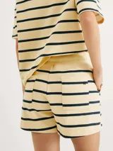 Short amarillo con rayas horizontales azul marino, de corte holgado y cintura elastizada con cordón ajustable.