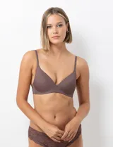 Soutien color marrón de microfibra ultrasuave, con copas soft moldeadas, laterales dobles y varillas internas para mayor soporte. Breteles convertibles y ajuste multiposición.