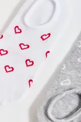 Pack de dos pares de medias soquetes, uno blanco con corazones rojos y otro gris con corazones blancos.