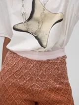 Short tejido a rombos con degradé de azul a bordó, pretina elástica combinada y logo bordado.