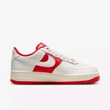 Championes Nike Air Force 1 '07, color blanco con detalles en rojo.