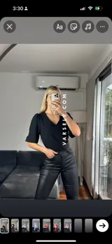 Blusa celeste de crep lino, con mangas 3/4, escote en V, abertura en la espalda y lazo para atar.