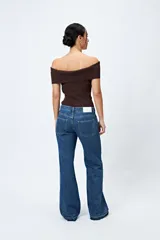Pantalón de jean gris oscuro, de corte recto y tiro bajo.