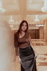 Body asimétrico marrón de una manga, con tela alicarada.
