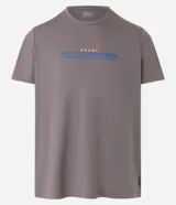 Remera deportiva gris con inscripción azul en el pecho, de corte clásico y manga corta.