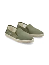 Alpargatas slip-on color verde oliva, confeccionadas con materiales reciclados del océano y suela de yute.