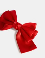 Hebilla francesa roja con moño de satén.