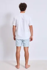 Short de baño celeste con estampado de gaviotas en negro y etiqueta con logo en la pierna.