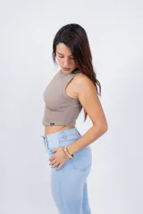Musculosa celeste de tejido de punto acanalado, corte cropped y cuello redondo.