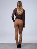 Pantalón de gabardina elastizada color marrón claro, marca Zac & Rachel, corte slim, con pretina con pasadores, botón y cierre. Delantera con tres bolsillos y trasera con bolsillos ojal.