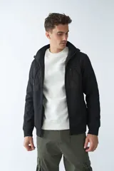 Campera de neopreno negra con capucha ajustable, cuello alto, bolsillos con cierre y logo en goma.